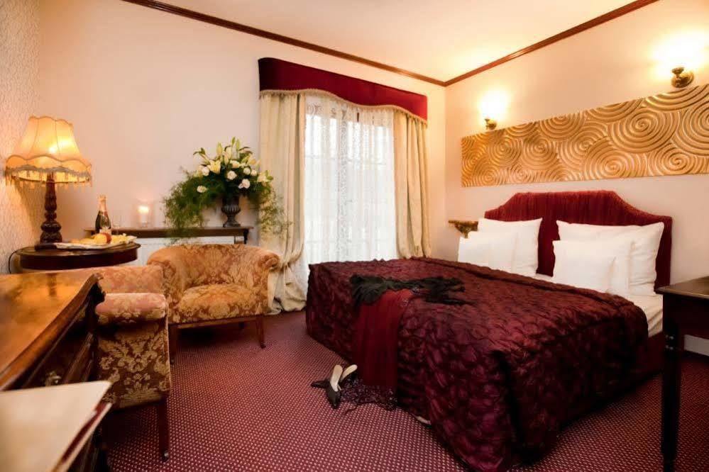 Dwor Giemzow Hotel - Autostrada A1 Лодзь Экстерьер фото